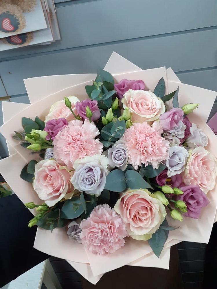 Букет цветов из: Розы, Гвоздики и Лизиантусы в Советске Тульской области